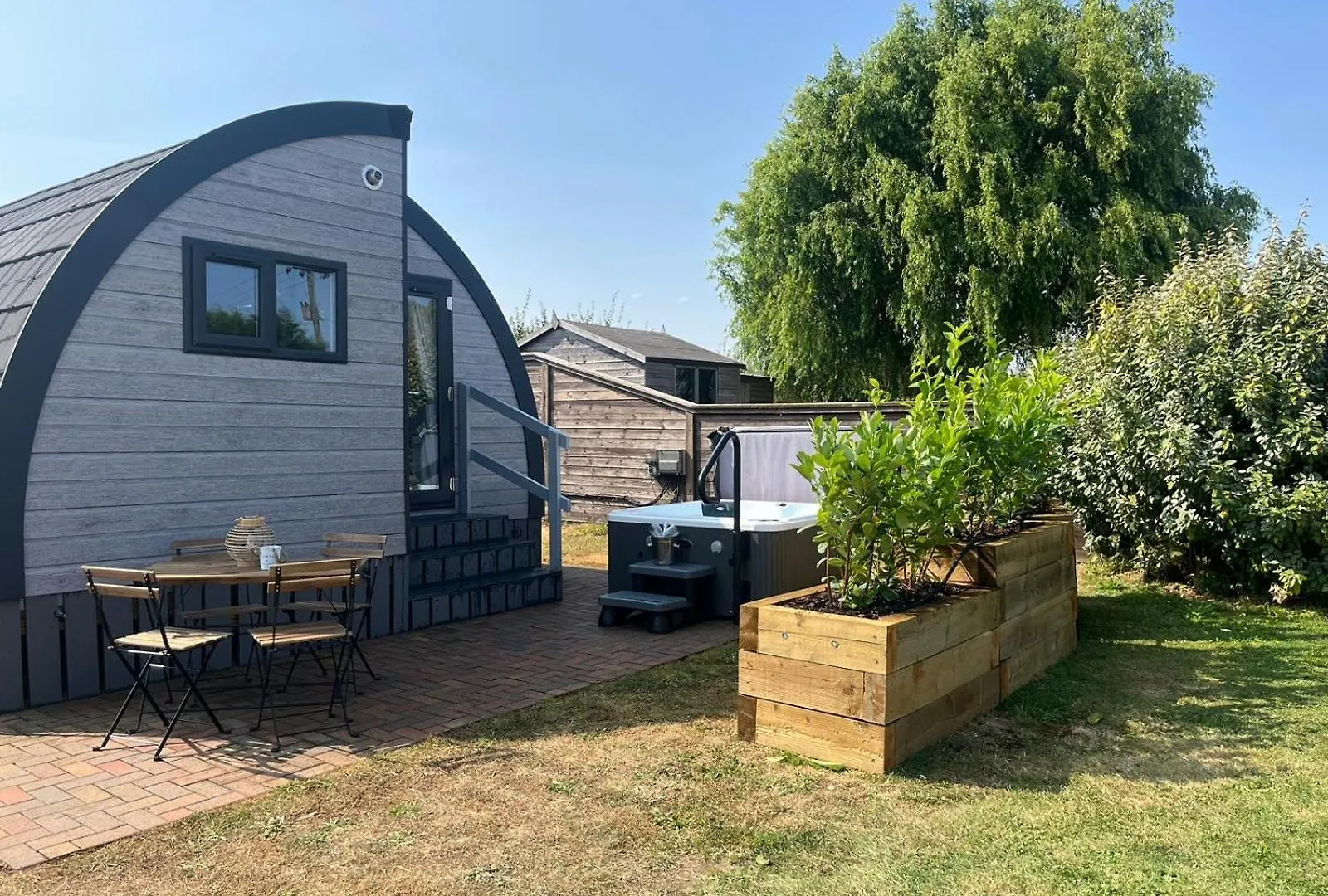 Windmill Glamping Pod With Hot Tub - The Hideaway Villa Cambridge